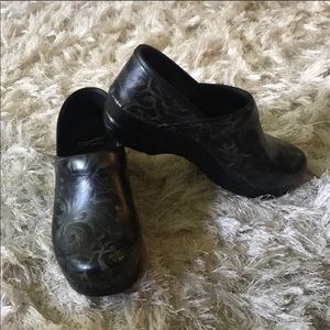 COPY - Dansko Clogs size 38 textured Black & Silv…